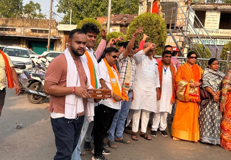 शक्ति के बेटी बन गिस सांसद-कमलेश जांगड़े की जीत पर भाजपाइयों ने मनाया जीत का जश्न, अग्रसेन चौक सहित विभिन्न स्थानों पर हुई आतिशबाजी एवं कराया गया मुंह मीठा,जीत पर कमलेश जांगड़े ने कहा- मतदाताओं के आशीर्वाद एवं कार्यकर्ताओं की मेहनत से भाजपा को मिली जीत, पहली बार शक्ति शहर से दिल्ली की लोकसभा में प्रतिनिधित्व करेगी भाजपा की महिला सांसद शक्ति के बेटी बन गिस सांसद-कमलेश जांगड़े की जीत पर भाजपाइयों ने मनाया जीत का जश्न, अग्रसेन चौक सहित विभिन्न स्थानों पर हुई आतिशबाजी एवं कराया गया मुंह मीठा,जीत पर कमलेश जांगड़े ने कहा- मतदाताओं के आशीर्वाद एवं कार्यकर्ताओं की मेहनत से भाजपा को मिली जीत, पहली बार शक्ति शहर से दिल्ली की लोकसभा में प्रतिनिधित्व करेगी भाजपा की महिला सांसद kshititech