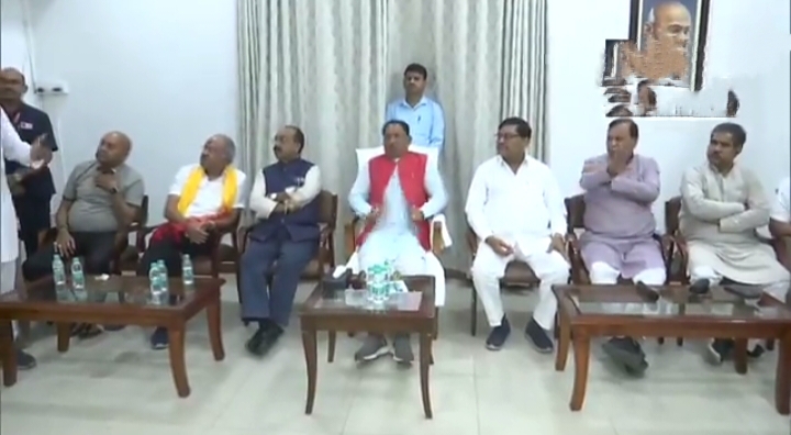 बड़ी खबर- सतनामी समाज ने करी मुख्यमंत्री से मुलाकात, कहा बलौदा बाजार की घटना में असामाजिक तत्वों का हाथ, पूरी घटना की न्यायिक जांच करने की घोषणा के लिए मुख्यमंत्री साय का किया धन्यवाद बड़ी खबर- सतनामी समाज ने करी मुख्यमंत्री से मुलाकात, कहा बलौदा बाजार की घटना में असामाजिक तत्वों का हाथ, पूरी घटना की न्यायिक जांच करने की घोषणा के लिए मुख्यमंत्री साय का किया धन्यवाद kshititech