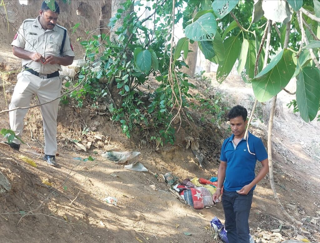 शक्ति जिला पुलिस की खबरें एक साथ- बाराद्वार पुलिस ने हत्या की नीयत से सर पर वार करने वाले आरोपी को किया गिरफ्तार,मालखरौदा पुलिस ने अवैध महुआ लहान किया जब्त एवं किया गया नष्ट, जैजैपुर पुलिस ने किया 52 परी का आनंद लेते आठ जुवाडीयो को गिरफ्तार शक्ति जिला पुलिस की खबरें एक साथ- बाराद्वार पुलिस ने हत्या की नीयत से सर पर वार करने वाले आरोपी को किया गिरफ्तार,मालखरौदा पुलिस ने अवैध महुआ लहान किया जब्त एवं किया गया नष्ट, जैजैपुर पुलिस ने किया 52 परी का आनंद लेते आठ जुवाडीयो को गिरफ्तार kshititech
