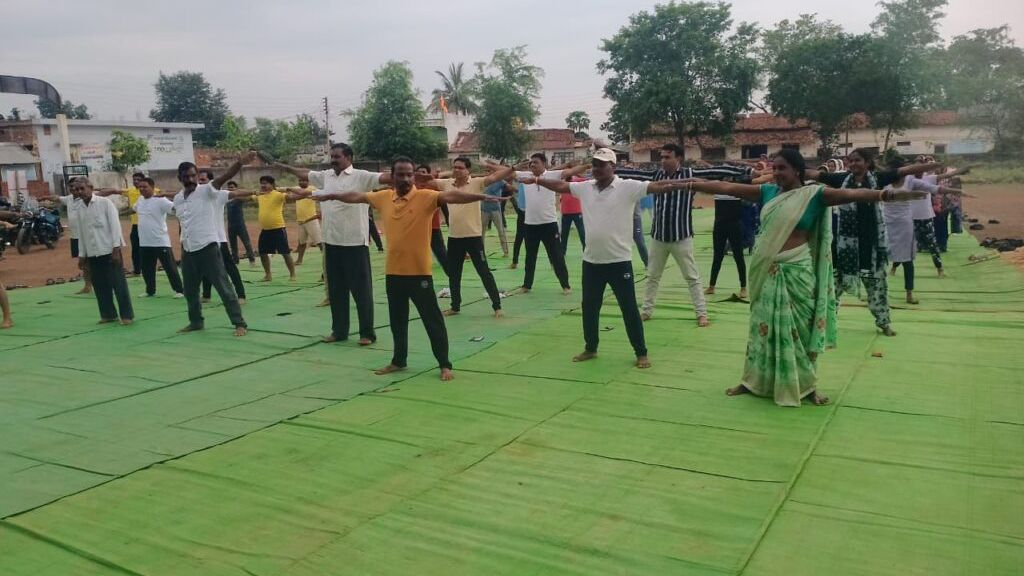 योग के प्रति दिखा जुनून- शक्ति जिले सहित विभिन्न स्थानों पर हुए अंतर्राष्ट्रीय योग दिवस पर कार्यक्रम, शक्ति के सामुदायिक भवन में जिला स्तरीय कार्यक्रम हुआ, नगर पंचायत अड़भार के स्कूल में किया गया सार्वजनिक योगाभ्यास, रायपुर के अशोका रत्न में शंकर नगर तबला गार्डन में हुआ योग कार्यक्रम, योग के प्रति महिलाओं एवं बच्चों में भी दिखा उत्साह, पूर्व सांसद सरोज पांडेय भी पहुंची अग्रसेन महाविद्यालय कोरबा के कार्यक्रम में योग के प्रति दिखा जुनून- शक्ति जिले सहित विभिन्न स्थानों पर हुए अंतर्राष्ट्रीय योग दिवस पर कार्यक्रम, शक्ति के सामुदायिक भवन में जिला स्तरीय कार्यक्रम हुआ, नगर पंचायत अड़भार के स्कूल में किया गया सार्वजनिक योगाभ्यास, रायपुर के अशोका रत्न में शंकर नगर तबला गार्डन में हुआ योग कार्यक्रम, योग के प्रति महिलाओं एवं बच्चों में भी दिखा उत्साह, पूर्व सांसद सरोज पांडेय भी पहुंची अग्रसेन महाविद्यालय कोरबा के कार्यक्रम में kshititech