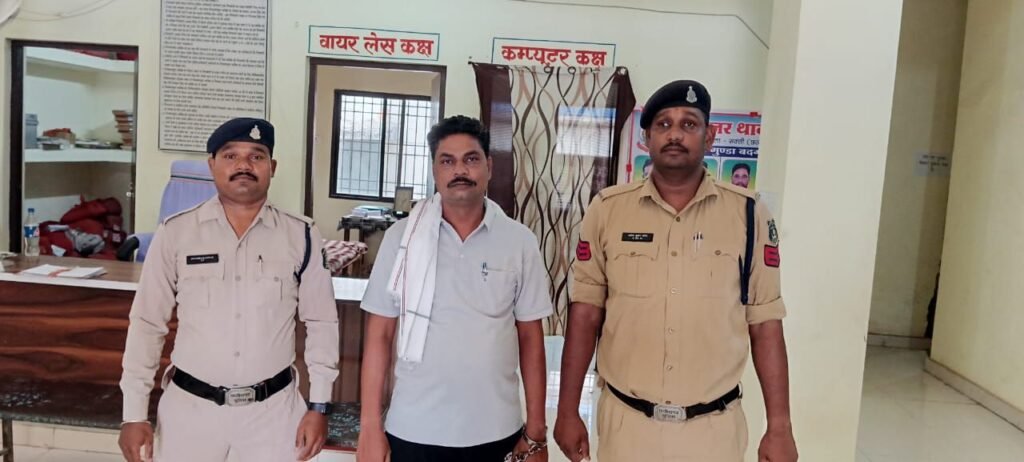 ढाबो में अवैध शराब के खिलाफ पुलिस का चल रहा अभियान- ढाबे में रखकर बेच रहा था शराब- ढाबा संचालक को पुलिस ने किया गिरफ्तार, एसपी अंकिता शर्मा के निर्देशन में जिले में पुलिस कर रही छापामार करवाई, मामला पुलिस थाना हसौद का kshititech
