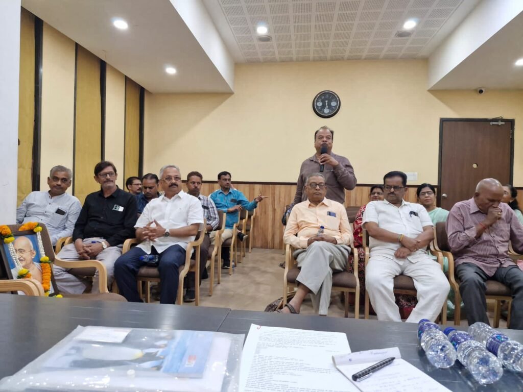 पर्यावरण संरक्षण की दिशा में काम करेगा वैश्य समाज - कन्हैया अग्रवाल,कौशल उन्नयन के माध्यम से रोजगार के अवसर उपलब्ध कराएंगे, वैश्य वर्ल्ड फाउंडेशन की स्थापना दिवस पर आयोजित बैठक में लिए गए निर्णय, फाउंडेशन की सारंगढ़ जिला इकाई के अध्यक्ष महेंद्र अग्रवाल ने सारंगढ़ में गर्मी में पिलाया लोगों को ठंडा पानी एवं शरबत kshititech