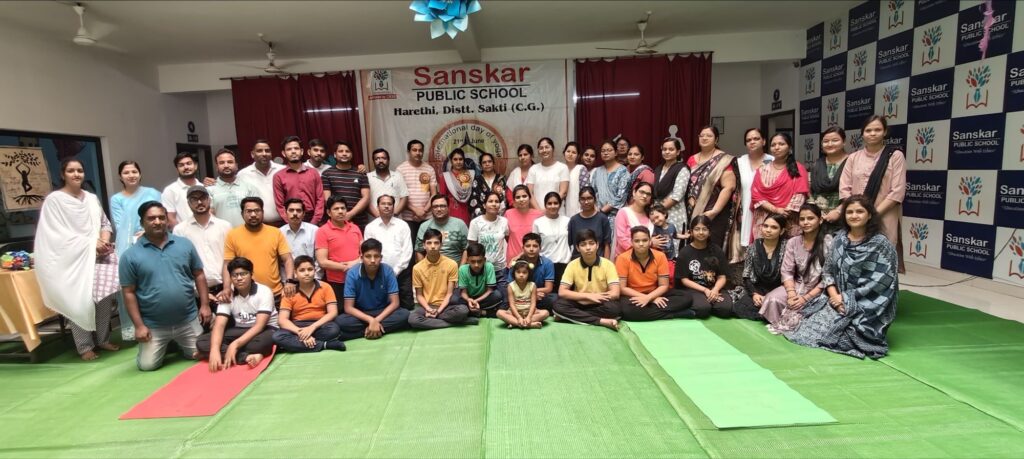 शक्ति के हरेठी स्थित संस्कार पब्लिक स्कूल में अंतर्राष्ट्रीय योग दिवस पर दिखा योग के प्रति जुनून- विद्यालय परिवार सहित अभिभावकों एवं बच्चों ने भी किया योगाभ्यास,डॉ. शालू पाहवा ने कहा-योग भारतीय दर्शन का आधार, विद्यालय में निरंतर योग के होते रहते हैं कार्यक्रम शक्ति के हरेठी स्थित संस्कार पब्लिक स्कूल में अंतर्राष्ट्रीय योग दिवस पर दिखा योग के प्रति जुनून- विद्यालय परिवार सहित अभिभावकों एवं बच्चों ने भी किया योगाभ्यास,डॉ. शालू पाहवा ने कहा-योग भारतीय दर्शन का आधार, विद्यालय में निरंतर योग के होते रहते हैं कार्यक्रम kshititech