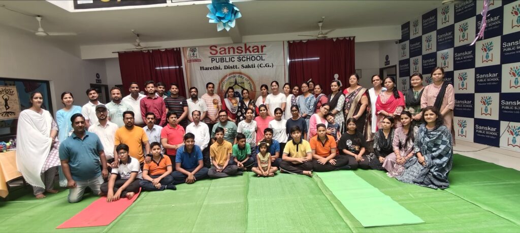 शक्ति के हरेठी स्थित संस्कार पब्लिक स्कूल में अंतर्राष्ट्रीय योग दिवस पर दिखा योग के प्रति जुनून- विद्यालय परिवार सहित अभिभावकों एवं बच्चों ने भी किया योगाभ्यास,डॉ. शालू पाहवा ने कहा-योग भारतीय दर्शन का आधार, विद्यालय में निरंतर योग के होते रहते हैं कार्यक्रम शक्ति के हरेठी स्थित संस्कार पब्लिक स्कूल में अंतर्राष्ट्रीय योग दिवस पर दिखा योग के प्रति जुनून- विद्यालय परिवार सहित अभिभावकों एवं बच्चों ने भी किया योगाभ्यास,डॉ. शालू पाहवा ने कहा-योग भारतीय दर्शन का आधार, विद्यालय में निरंतर योग के होते रहते हैं कार्यक्रम kshititech