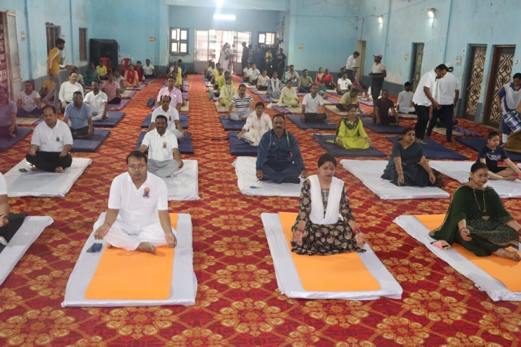 योग के प्रति दिखा जुनून- शक्ति जिले सहित विभिन्न स्थानों पर हुए अंतर्राष्ट्रीय योग दिवस पर कार्यक्रम, शक्ति के सामुदायिक भवन में जिला स्तरीय कार्यक्रम हुआ, नगर पंचायत अड़भार के स्कूल में किया गया सार्वजनिक योगाभ्यास, रायपुर के अशोका रत्न में शंकर नगर तबला गार्डन में हुआ योग कार्यक्रम, योग के प्रति महिलाओं एवं बच्चों में भी दिखा उत्साह, पूर्व सांसद सरोज पांडेय भी पहुंची अग्रसेन महाविद्यालय कोरबा के कार्यक्रम में योग के प्रति दिखा जुनून- शक्ति जिले सहित विभिन्न स्थानों पर हुए अंतर्राष्ट्रीय योग दिवस पर कार्यक्रम, शक्ति के सामुदायिक भवन में जिला स्तरीय कार्यक्रम हुआ, नगर पंचायत अड़भार के स्कूल में किया गया सार्वजनिक योगाभ्यास, रायपुर के अशोका रत्न में शंकर नगर तबला गार्डन में हुआ योग कार्यक्रम, योग के प्रति महिलाओं एवं बच्चों में भी दिखा उत्साह, पूर्व सांसद सरोज पांडेय भी पहुंची अग्रसेन महाविद्यालय कोरबा के कार्यक्रम में kshititech