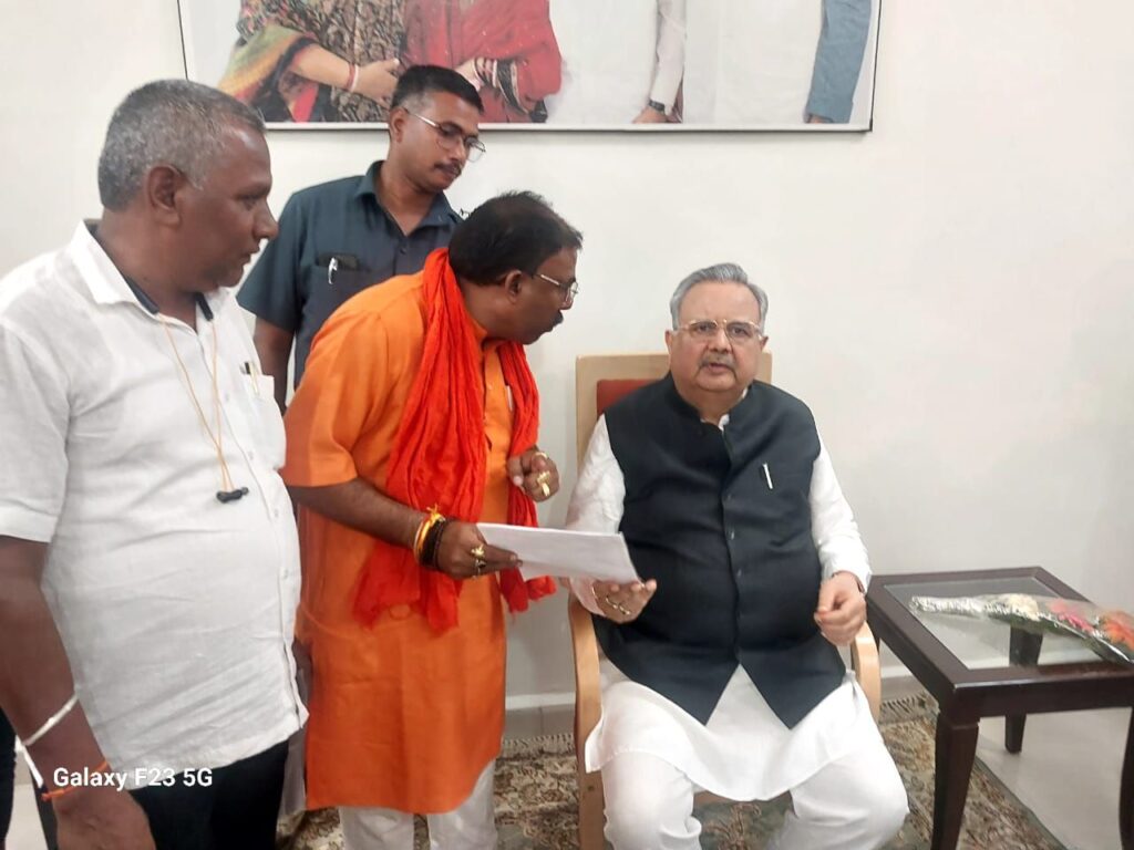 आम आदमी के छोटे से काम के लिए पहल- राजस्व अभिलेख में लिपिकीय त्रुटि सुधार की जिम्मेदारी पटवारीयों को मिले-सुदर्शन मानिकपुरी, निर्माण मजदूर महासंघ के प्रदेश अध्यक्ष मिले डॉक्टर रमन सिंह से, राजस्व कार्यो में आज भी कर्मियों के चलते लोगों को लगाने पड़ते हैं दफ्तरों के चक्कर आम आदमी के छोटे से काम के लिए पहल- राजस्व अभिलेख में लिपिकीय त्रुटि सुधार की जिम्मेदारी पटवारीयों को मिले-सुदर्शन मानिकपुरी, निर्माण मजदूर महासंघ के प्रदेश अध्यक्ष मिले डॉक्टर रमन सिंह से, राजस्व कार्यो में आज भी कर्मियों के चलते लोगों को लगाने पड़ते हैं दफ्तरों के चक्कर kshititech