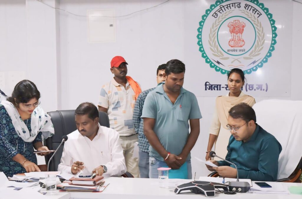 शक्ति जिले की प्रशासनिक खबरें एक साथ- शक्ति कलेक्टर टोपनों ने ली TL की मीटिंग, अधिकारियों को दिए योजनाओं के क्रियान्वन के सख्त निर्देश,जन दर्शन में सुनी कलेक्टर ने समस्याएं, जिला सड़क सुरक्षा समिति की संपन्न हुई बैठक, विद्युत विभाग की लापरवाही पर कलेक्टर ने करी नाराजगी व्यक्त शक्ति जिले की प्रशासनिक खबरें एक साथ- शक्ति कलेक्टर टोपनों ने ली TL की मीटिंग, अधिकारियों को दिए योजनाओं के क्रियान्वन के सख्त निर्देश,जन दर्शन में सुनी कलेक्टर ने समस्याएं, जिला सड़क सुरक्षा समिति की संपन्न हुई बैठक, विद्युत विभाग की लापरवाही पर कलेक्टर ने करी नाराजगी व्यक्त kshititech