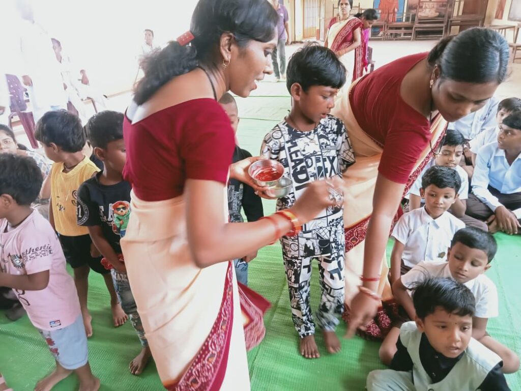 नन्हे मुन्ने बच्चों में दिखा स्कूल को लेकर उत्साह- 26 जून को शक्ति जिले में शाला प्रवेश उत्सव कार्यक्रम का हुआ आयोजन,शक्ति के सरस्वती शिशु मंदिर,JBDAV स्कूल सहित विभिन्न विद्यालयों में बच्चों को तिलक लगाकर कराया गया प्रवेश, नव प्रवेशी बच्चों को शिक्षा के प्रति प्रोत्साहित करने हो रहे अनेको जतन नन्हे मुन्ने बच्चों में दिखा स्कूल को लेकर उत्साह- 26 जून को शक्ति जिले में शाला प्रवेश उत्सव कार्यक्रम का हुआ आयोजन,शक्ति के सरस्वती शिशु मंदिर,JBDAV स्कूल सहित विभिन्न विद्यालयों में बच्चों को तिलक लगाकर कराया गया प्रवेश, नव प्रवेशी बच्चों को शिक्षा के प्रति प्रोत्साहित करने हो रहे अनेको जतन kshititech