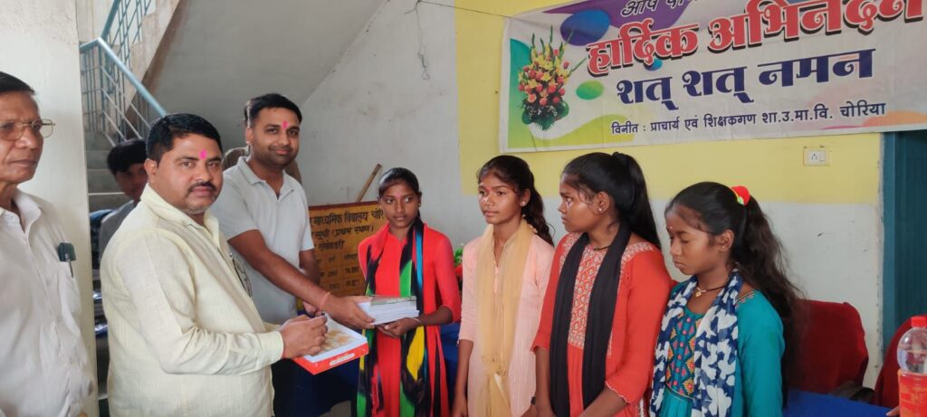 बाराद्वार के पत्रकार पंकज अग्रवाल के मुख्य आतिथ्य में संपन्न हुआ चोरियां के शासकीय उच्चतर माध्यमिक विद्यालय में पुस्तक,गणवेश वितरण एवम शाला प्रवेश उत्सव कार्यक्रम, पंकज ने कहा- बच्चों में शिक्षा के प्रति जागरूकता लाने प्रयास सराहनीय बाराद्वार के पत्रकार पंकज अग्रवाल के मुख्य आतिथ्य में संपन्न हुआ चोरियां के शासकीय उच्चतर माध्यमिक विद्यालय में पुस्तक,गणवेश वितरण एवम शाला प्रवेश उत्सव कार्यक्रम, पंकज ने कहा- बच्चों में शिक्षा के प्रति जागरूकता लाने प्रयास सराहनीय kshititech