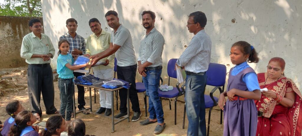 बाराद्वार के पत्रकार पंकज अग्रवाल के मुख्य आतिथ्य में संपन्न हुआ चोरियां के शासकीय उच्चतर माध्यमिक विद्यालय में पुस्तक,गणवेश वितरण एवम शाला प्रवेश उत्सव कार्यक्रम, पंकज ने कहा- बच्चों में शिक्षा के प्रति जागरूकता लाने प्रयास सराहनीय बाराद्वार के पत्रकार पंकज अग्रवाल के मुख्य आतिथ्य में संपन्न हुआ चोरियां के शासकीय उच्चतर माध्यमिक विद्यालय में पुस्तक,गणवेश वितरण एवम शाला प्रवेश उत्सव कार्यक्रम, पंकज ने कहा- बच्चों में शिक्षा के प्रति जागरूकता लाने प्रयास सराहनीय kshititech