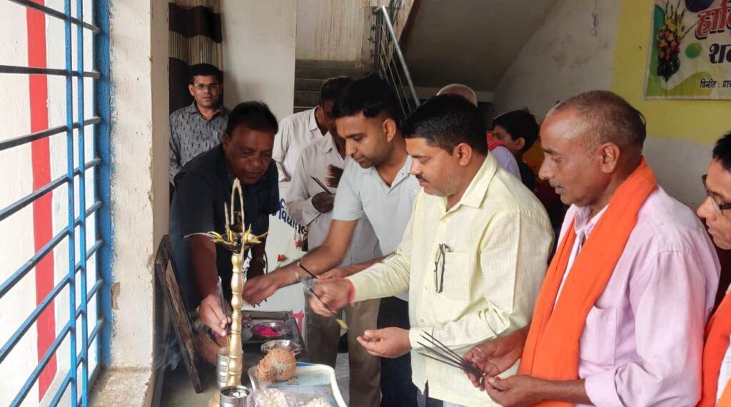 बाराद्वार के पत्रकार पंकज अग्रवाल के मुख्य आतिथ्य में संपन्न हुआ चोरियां के शासकीय उच्चतर माध्यमिक विद्यालय में पुस्तक,गणवेश वितरण एवम शाला प्रवेश उत्सव कार्यक्रम, पंकज ने कहा- बच्चों में शिक्षा के प्रति जागरूकता लाने प्रयास सराहनीय बाराद्वार के पत्रकार पंकज अग्रवाल के मुख्य आतिथ्य में संपन्न हुआ चोरियां के शासकीय उच्चतर माध्यमिक विद्यालय में पुस्तक,गणवेश वितरण एवम शाला प्रवेश उत्सव कार्यक्रम, पंकज ने कहा- बच्चों में शिक्षा के प्रति जागरूकता लाने प्रयास सराहनीय kshititech