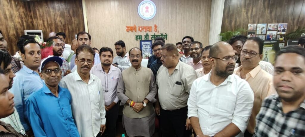 वर्षो पुरानी विभिन्न मांगों को लेकर छत्तीसगढ़ नगरीय निकाय महासंघ ने उपमुख्यमंत्री एवं विभागीय मंत्री को सौपा ज्ञापन, मंत्री अरुण साव ने कहा-मांगों पर करेंगे विचार,संघ ने कहा- शासन शीघ्र ले हमारी मांगों पर निर्णय वर्षो पुरानी विभिन्न मांगों को लेकर छत्तीसगढ़ नगरीय निकाय महासंघ ने उपमुख्यमंत्री एवं विभागीय मंत्री को सौपा ज्ञापन, मंत्री अरुण साव ने कहा-मांगों पर करेंगे विचार,संघ ने कहा- शासन शीघ्र ले हमारी मांगों पर निर्णय kshititech