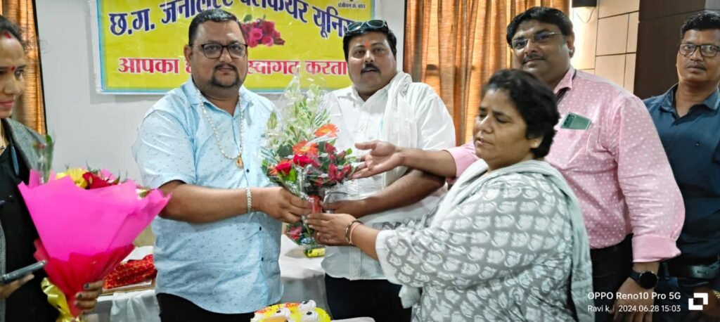 जनर्लिस्ट वेलफेयर यूनियन प्रदेश कार्यकारिणी की बैठक रायपुर में संपन्न,प्रदेश अध्यक्ष अमित गौतम ने कहा-प्रत्येक जिलों में संगठन को मजबूत करना एवं सदस्यता विस्तार में भी पदाधिकारी दे ध्यान, प्रदेश अध्यक्ष अमित गौतम का जन्मदिन भी मनाया यूनियन के साथियों ने kshititech
