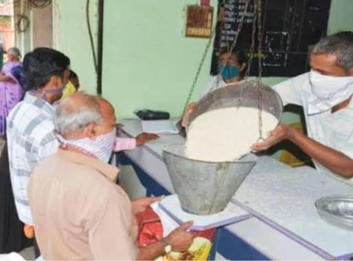 पीडीएस की ई पोस मशीन में हुए बदलाव से एपीएल कार्ड धारकों को नहीं मिल रहा चावल, शासन ने APL का स्टॉक कर दिया ऑनलाइन में माइनस - उचित मूल्य दुकानदारों ने करी चावल का स्टॉक बढ़ाने की मांग, प्रदेश के विभिन्न स्थानों में हो रही एपीएल कार्ड धारकों को दिक्कतें kshititech