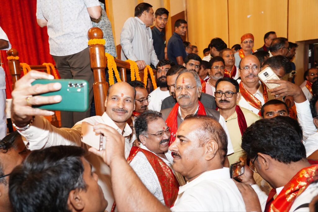 पहली बार छत्तीसगढ़ का सराफा संघ हो गया डिजिटल, 17 जुलाई को शपथ ग्रहण समारोह में उपमुख्यमंत्री एवं अतिथियों ने किया पोर्टल एवं क्यू आर कोड लॉन्च, नए अध्यक्ष के रूप में शपथ ली कमल सोनी एवं टीम ने, प्रदेश भर के सैकड़ो सर्राफा व्यवसायी पहुंचे शपथ ग्रहण समारोह में, अतिथियों ने कहा- 100 गुना बढ़ गया छत्तीसगढ़ में सराफे का कारोबार पहली बार छत्तीसगढ़ का सराफा संघ हो गया डिजिटल, 17 जुलाई को शपथ ग्रहण समारोह में उपमुख्यमंत्री एवं अतिथियों ने किया पोर्टल एवं क्यू आर कोड लॉन्च, नए अध्यक्ष के रूप में शपथ ली कमल सोनी एवं टीम ने, प्रदेश भर के सैकड़ो सर्राफा व्यवसायी पहुंचे शपथ ग्रहण समारोह में, अतिथियों ने कहा- 100 गुना बढ़ गया छत्तीसगढ़ में सराफे का कारोबार kshititech