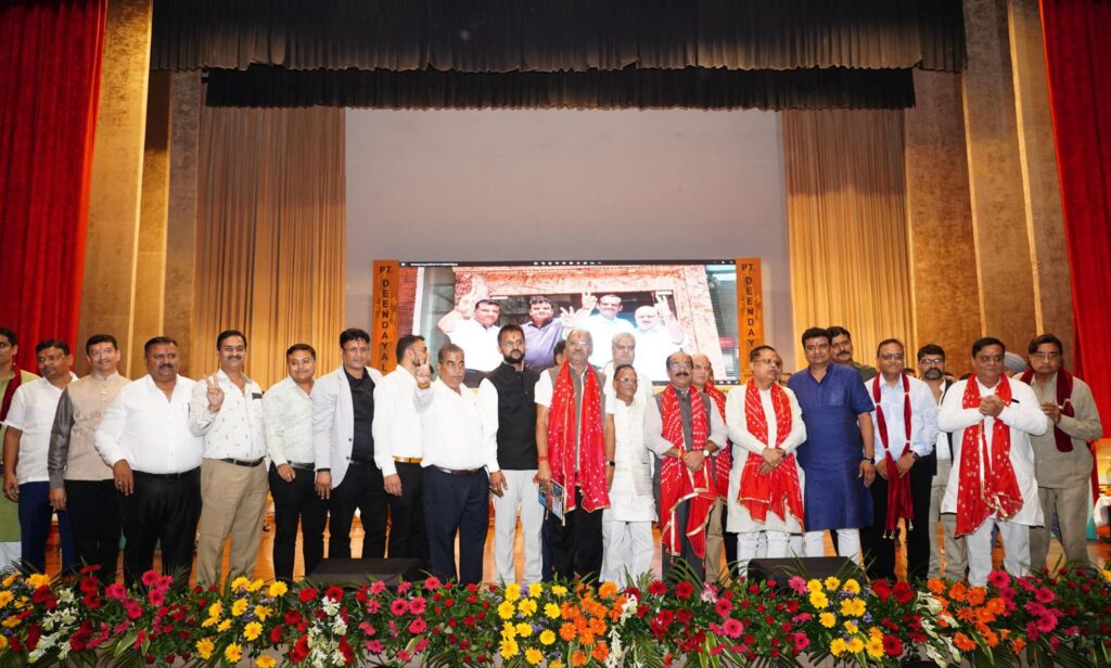 पहली बार छत्तीसगढ़ का सराफा संघ हो गया डिजिटल, 17 जुलाई को शपथ ग्रहण समारोह में उपमुख्यमंत्री एवं अतिथियों ने किया पोर्टल एवं क्यू आर कोड लॉन्च, नए अध्यक्ष के रूप में शपथ ली कमल सोनी एवं टीम ने, प्रदेश भर के सैकड़ो सर्राफा व्यवसायी पहुंचे शपथ ग्रहण समारोह में, अतिथियों ने कहा- 100 गुना बढ़ गया छत्तीसगढ़ में सराफे का कारोबार पहली बार छत्तीसगढ़ का सराफा संघ हो गया डिजिटल, 17 जुलाई को शपथ ग्रहण समारोह में उपमुख्यमंत्री एवं अतिथियों ने किया पोर्टल एवं क्यू आर कोड लॉन्च, नए अध्यक्ष के रूप में शपथ ली कमल सोनी एवं टीम ने, प्रदेश भर के सैकड़ो सर्राफा व्यवसायी पहुंचे शपथ ग्रहण समारोह में, अतिथियों ने कहा- 100 गुना बढ़ गया छत्तीसगढ़ में सराफे का कारोबार kshititech