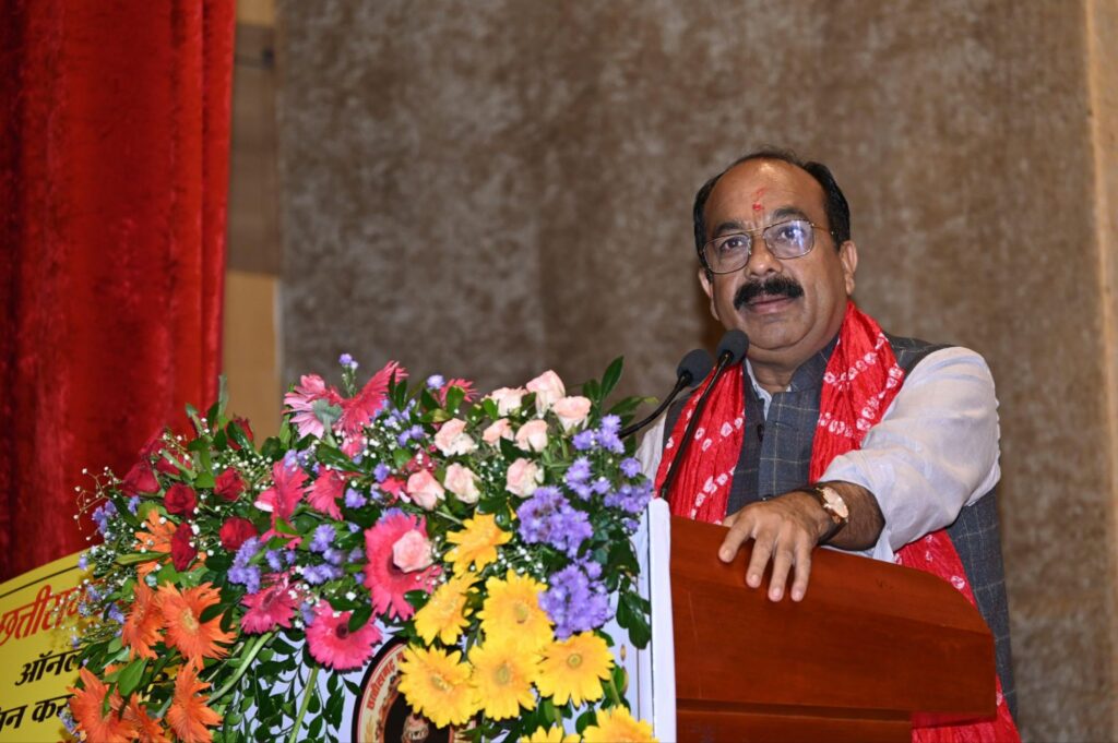 पहली बार छत्तीसगढ़ का सराफा संघ हो गया डिजिटल, 17 जुलाई को शपथ ग्रहण समारोह में उपमुख्यमंत्री एवं अतिथियों ने किया पोर्टल एवं क्यू आर कोड लॉन्च, नए अध्यक्ष के रूप में शपथ ली कमल सोनी एवं टीम ने, प्रदेश भर के सैकड़ो सर्राफा व्यवसायी पहुंचे शपथ ग्रहण समारोह में, अतिथियों ने कहा- 100 गुना बढ़ गया छत्तीसगढ़ में सराफे का कारोबार पहली बार छत्तीसगढ़ का सराफा संघ हो गया डिजिटल, 17 जुलाई को शपथ ग्रहण समारोह में उपमुख्यमंत्री एवं अतिथियों ने किया पोर्टल एवं क्यू आर कोड लॉन्च, नए अध्यक्ष के रूप में शपथ ली कमल सोनी एवं टीम ने, प्रदेश भर के सैकड़ो सर्राफा व्यवसायी पहुंचे शपथ ग्रहण समारोह में, अतिथियों ने कहा- 100 गुना बढ़ गया छत्तीसगढ़ में सराफे का कारोबार kshititech