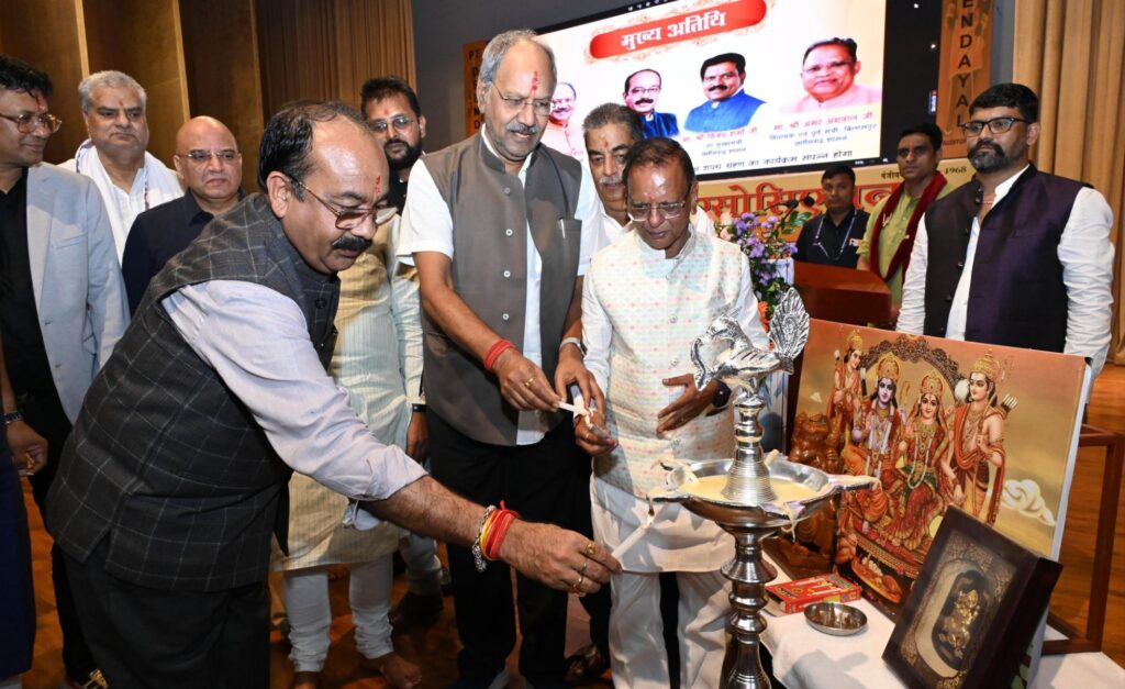 पहली बार छत्तीसगढ़ का सराफा संघ हो गया डिजिटल, 17 जुलाई को शपथ ग्रहण समारोह में उपमुख्यमंत्री एवं अतिथियों ने किया पोर्टल एवं क्यू आर कोड लॉन्च, नए अध्यक्ष के रूप में शपथ ली कमल सोनी एवं टीम ने, प्रदेश भर के सैकड़ो सर्राफा व्यवसायी पहुंचे शपथ ग्रहण समारोह में, अतिथियों ने कहा- 100 गुना बढ़ गया छत्तीसगढ़ में सराफे का कारोबार पहली बार छत्तीसगढ़ का सराफा संघ हो गया डिजिटल, 17 जुलाई को शपथ ग्रहण समारोह में उपमुख्यमंत्री एवं अतिथियों ने किया पोर्टल एवं क्यू आर कोड लॉन्च, नए अध्यक्ष के रूप में शपथ ली कमल सोनी एवं टीम ने, प्रदेश भर के सैकड़ो सर्राफा व्यवसायी पहुंचे शपथ ग्रहण समारोह में, अतिथियों ने कहा- 100 गुना बढ़ गया छत्तीसगढ़ में सराफे का कारोबार kshititech