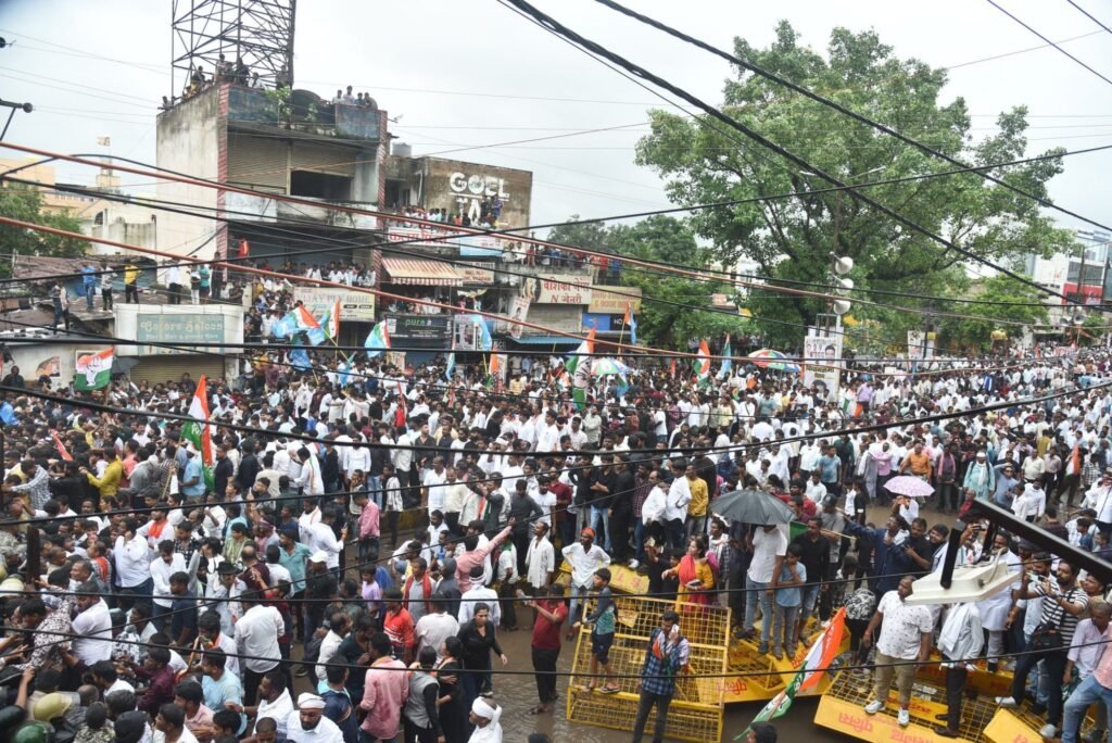 नेता प्रतिपक्ष महंत बरसे भाजपा सरकार पर-कांग्रेस के आवाहन पर हजारों की संख्या में रायपुर पहुंचे विधानसभा घेराव करने कांग्रेसी, नेता प्रतिपक्ष महंत ने कहा- 6 महीने में 273 नक्सली घटनाएं हुई छत्तीसगढ़ में, सरकार की कानून व्यवस्था हो गई बेलगाम नेता प्रतिपक्ष महंत बरसे भाजपा सरकार पर-कांग्रेस के आवाहन पर हजारों की संख्या में रायपुर पहुंचे विधानसभा घेराव करने कांग्रेसी, नेता प्रतिपक्ष महंत ने कहा- 6 महीने में 273 नक्सली घटनाएं हुई छत्तीसगढ़ में, सरकार की कानून व्यवस्था हो गई बेलगाम kshititech