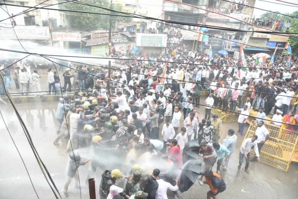 नेता प्रतिपक्ष महंत बरसे भाजपा सरकार पर-कांग्रेस के आवाहन पर हजारों की संख्या में रायपुर पहुंचे विधानसभा घेराव करने कांग्रेसी, नेता प्रतिपक्ष महंत ने कहा- 6 महीने में 273 नक्सली घटनाएं हुई छत्तीसगढ़ में, सरकार की कानून व्यवस्था हो गई बेलगाम नेता प्रतिपक्ष महंत बरसे भाजपा सरकार पर-कांग्रेस के आवाहन पर हजारों की संख्या में रायपुर पहुंचे विधानसभा घेराव करने कांग्रेसी, नेता प्रतिपक्ष महंत ने कहा- 6 महीने में 273 नक्सली घटनाएं हुई छत्तीसगढ़ में, सरकार की कानून व्यवस्था हो गई बेलगाम kshititech