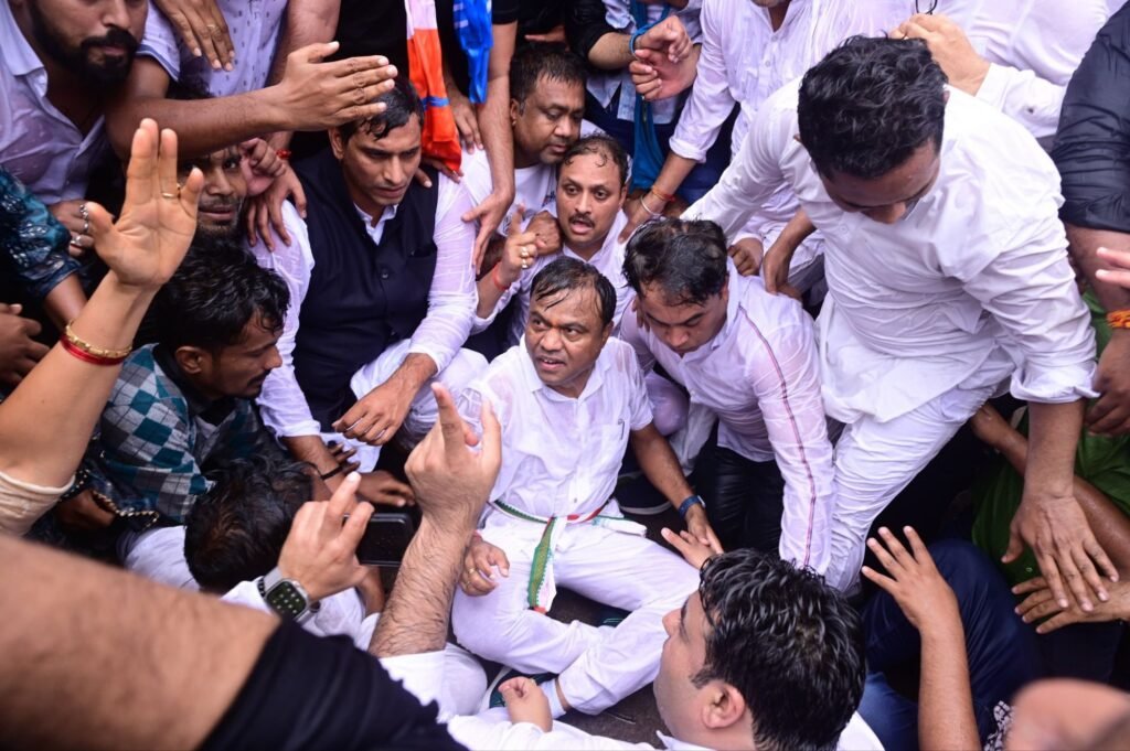 नेता प्रतिपक्ष महंत बरसे भाजपा सरकार पर-कांग्रेस के आवाहन पर हजारों की संख्या में रायपुर पहुंचे विधानसभा घेराव करने कांग्रेसी, नेता प्रतिपक्ष महंत ने कहा- 6 महीने में 273 नक्सली घटनाएं हुई छत्तीसगढ़ में, सरकार की कानून व्यवस्था हो गई बेलगाम नेता प्रतिपक्ष महंत बरसे भाजपा सरकार पर-कांग्रेस के आवाहन पर हजारों की संख्या में रायपुर पहुंचे विधानसभा घेराव करने कांग्रेसी, नेता प्रतिपक्ष महंत ने कहा- 6 महीने में 273 नक्सली घटनाएं हुई छत्तीसगढ़ में, सरकार की कानून व्यवस्था हो गई बेलगाम kshititech