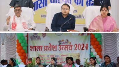 DMF के पैसों से शक्ति जिले का होगा तेजी से विकास- विधायक बनने के बाद महंत पहली बार पहुंचे कलेक्ट्रेट की बैठक में, सांसद कमलेश जांगड़े पहुंची मालखरौदा में शाला प्रवेश उत्सव कार्यक्रम में, मेरिट विद्यार्थियों को किया गया सम्मानित, कलेक्टर कार्यालय परिसर में नेताओं एवं अधिकारियों ने किया वृक्षारोपण, सांसद जांगड़े ने कहा-विकास के लिए पैसों की कमी नहीं है राज्य और केंद्र के पास* DMF के पैसों से शक्ति जिले का होगा तेजी से विकास- विधायक बनने के बाद महंत पहली बार पहुंचे कलेक्ट्रेट की बैठक में, सांसद कमलेश जांगड़े पहुंची मालखरौदा में शाला प्रवेश उत्सव कार्यक्रम में, मेरिट विद्यार्थियों को किया गया सम्मानित, कलेक्टर कार्यालय परिसर में नेताओं एवं अधिकारियों ने किया वृक्षारोपण, सांसद जांगड़े ने कहा-विकास के लिए पैसों की कमी नहीं है राज्य और केंद्र के पास* kshititech