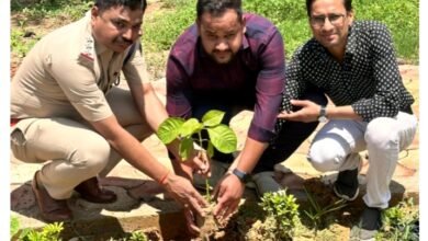 चिराग ने किया रचनात्मक कार्य- शक्ति के पुलिस थाना परिसर में एक पेड़ मां के नाम कार्यक्रम के तहत BJYM के जिला उपाध्यक्ष चिराग अग्रवाल ने किया वृक्षारोपण, शक्ति थाना टीआई बृजेश तिवारी ने भी कहा कि वृक्ष लगाना सबसे बड़ा पुण्य का काम, चिराग ने कहा- नक्सली हमले में शहीद जवानों की स्मृति में भी लगाया उन्होंने पेड चिराग ने किया रचनात्मक कार्य- शक्ति के पुलिस थाना परिसर में एक पेड़ मां के नाम कार्यक्रम के तहत BJYM के जिला उपाध्यक्ष चिराग अग्रवाल ने किया वृक्षारोपण, शक्ति थाना टीआई बृजेश तिवारी ने भी कहा कि वृक्ष लगाना सबसे बड़ा पुण्य का काम, चिराग ने कहा- नक्सली हमले में शहीद जवानों की स्मृति में भी लगाया उन्होंने पेड kshititech