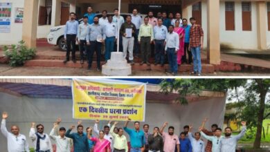 अपनी मांगों को लेकर आक्रोशित नगरीय निकाय के अधिकारी- कर्मचारी, नवयुक्त अधिकारी- कर्मचारी संघ जिला शक्ति ने कलेक्ट्रेट में किया धरना- प्रदर्शन,मुख्यमंत्री के नाम कलेक्टर को सौपा गया ज्ञापन, संघ ने कहा भूखे मरने की नौबत आ गई है तनख्वाह नहीं मिलने से, बच्चों की स्कूलों की फीस नहीं पट रही अपनी मांगों को लेकर आक्रोशित नगरीय निकाय के अधिकारी- कर्मचारी, नवयुक्त अधिकारी- कर्मचारी संघ जिला शक्ति ने कलेक्ट्रेट में किया धरना- प्रदर्शन,मुख्यमंत्री के नाम कलेक्टर को सौपा गया ज्ञापन, संघ ने कहा भूखे मरने की नौबत आ गई है तनख्वाह नहीं मिलने से, बच्चों की स्कूलों की फीस नहीं पट रही kshititech