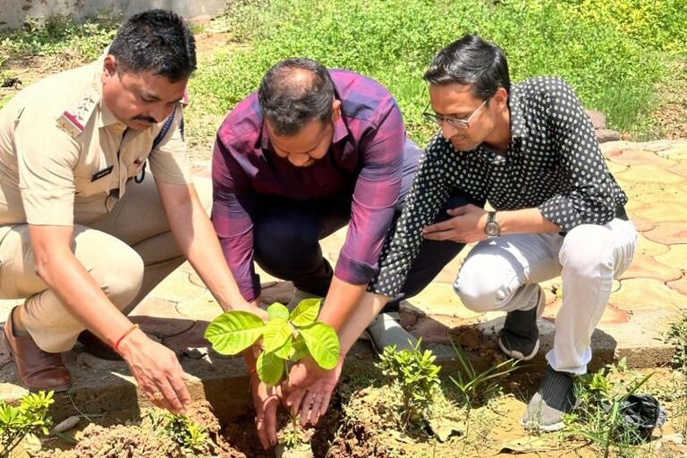 चिराग ने किया रचनात्मक कार्य- शक्ति के पुलिस थाना परिसर में एक पेड़ मां के नाम कार्यक्रम के तहत BJYM के जिला उपाध्यक्ष चिराग अग्रवाल ने किया वृक्षारोपण, शक्ति थाना टीआई बृजेश तिवारी ने भी कहा कि वृक्ष लगाना सबसे बड़ा पुण्य का काम, चिराग ने कहा- नक्सली हमले में शहीद जवानों की स्मृति में भी लगाया उन्होंने पेड चिराग ने किया रचनात्मक कार्य- शक्ति के पुलिस थाना परिसर में एक पेड़ मां के नाम कार्यक्रम के तहत BJYM के जिला उपाध्यक्ष चिराग अग्रवाल ने किया वृक्षारोपण, शक्ति थाना टीआई बृजेश तिवारी ने भी कहा कि वृक्ष लगाना सबसे बड़ा पुण्य का काम, चिराग ने कहा- नक्सली हमले में शहीद जवानों की स्मृति में भी लगाया उन्होंने पेड kshititech