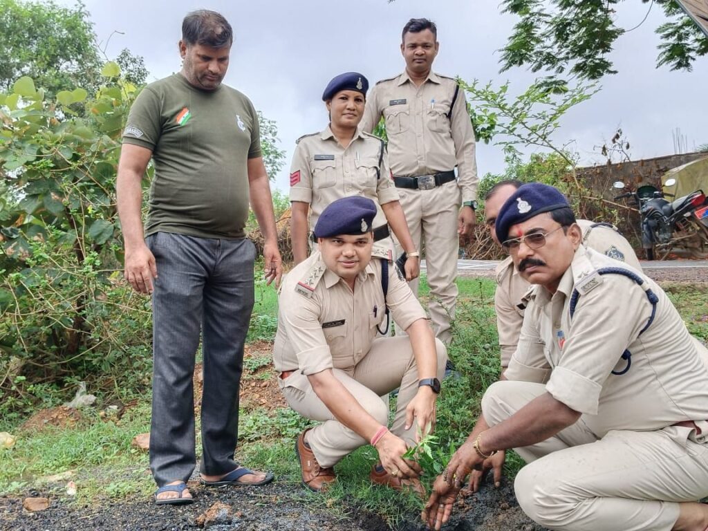 आज 1 जुलाई से लागू हुए नए आपराधिक कानून को लेकर जिले में उत्सव के रूप में मनाया गया, नगर पंचायत अड़भार क्षेत्र की पुलिस चौकी में हुआ जागरूकता कार्यक्रम, तो वहीं जिले के विभिन्न थानों में कानून को लेकर लोगों को दी गई जानकारी,एसपी अंकिता शर्मा के निर्देशन में पुलिस प्रशासन ने की नए कानून को लेकर जन जागरूकता की सक्रिय पहल,अनेको थाना क्षेत्र में हुआ वृक्षारोपण आज 1 जुलाई से लागू हुए नए आपराधिक कानून को लेकर जिले में उत्सव के रूप में मनाया गया, नगर पंचायत अड़भार क्षेत्र की पुलिस चौकी में हुआ जागरूकता कार्यक्रम, तो वहीं जिले के विभिन्न थानों में कानून को लेकर लोगों को दी गई जानकारी,एसपी अंकिता शर्मा के निर्देशन में पुलिस प्रशासन ने की नए कानून को लेकर जन जागरूकता की सक्रिय पहल,अनेको थाना क्षेत्र में हुआ वृक्षारोपण kshititech