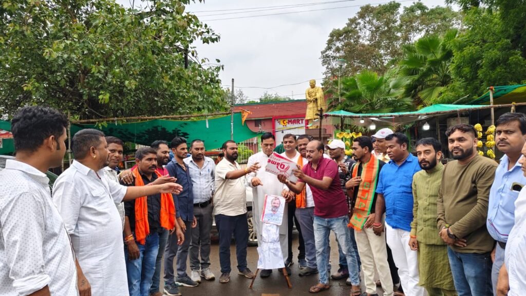 लोकसभा के नेता प्रतिपक्ष राहुल गांधी का हुआ पुतला दहन- मामला संसद में हिंदुओं के खिलाफ अमर्यादित टिप्पणी का, लोगों ने कहा- राहुल का बयान करोड़ों हिंदुओं की भावनाओं को आहत करने वाला kshititech