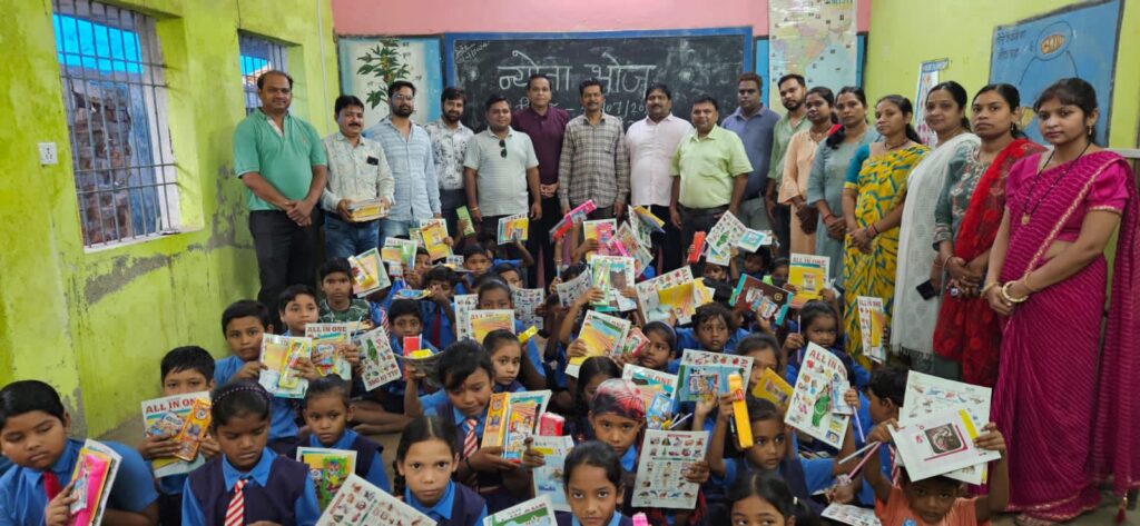 मारवाड़ी युवा मंच की शक्ति शाखा ने शहर के 92 साल पुराने सदर प्राथमिक स्कूल के बच्चों को बांटी अध्यापन सामग्री एवं करवाया जलपान, बच्चों के चेहरे पर दिखी शिक्षा को लेकर मुस्कान, विद्यालय के शिक्षक-शिक्षिकाओं की अमूल्य सेवाओं के लिए मंच ने दिया धन्यवाद मारवाड़ी युवा मंच की शक्ति शाखा ने शहर के 92 साल पुराने सदर प्राथमिक स्कूल के बच्चों को बांटी अध्यापन सामग्री एवं करवाया जलपान, बच्चों के चेहरे पर दिखी शिक्षा को लेकर मुस्कान, विद्यालय के शिक्षक-शिक्षिकाओं की अमूल्य सेवाओं के लिए मंच ने दिया धन्यवाद kshititech