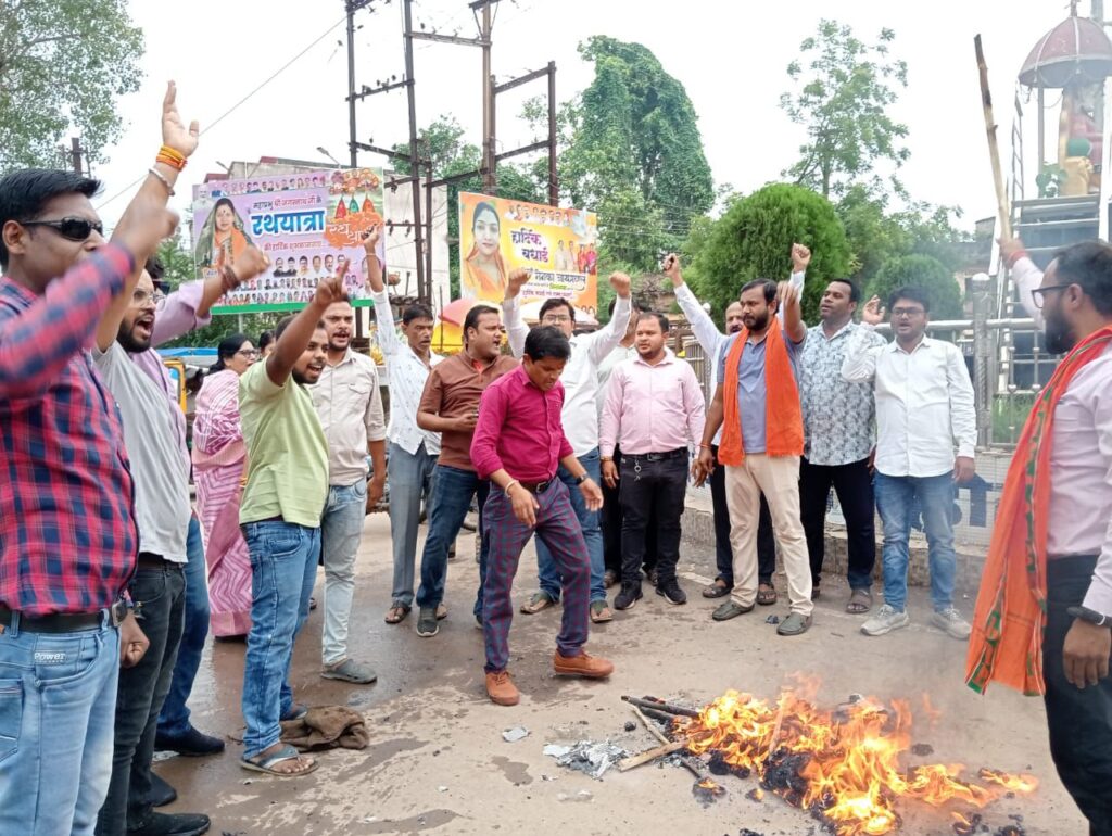 देश भर में राहुल का हो रहा विरोध- लोकसभा में दिए राहुल के हिंदू विरोधी बयान पर भारतीय जनता युवा मोर्चा शक्ति ने अग्रसेन चौक में फूंका राहुल का पुतला-भाजयुमो कार्यकर्ताओं ने कहा-राहुल का बयान निंदनीय, मोदी के तीसरी बार प्रधानमंत्री बनने से बौखला गई है कांग्रेस देश भर में राहुल का हो रहा विरोध- लोकसभा में दिए राहुल के हिंदू विरोधी बयान पर भारतीय जनता युवा मोर्चा शक्ति ने अग्रसेन चौक में फूंका राहुल का पुतला-भाजयुमो कार्यकर्ताओं ने कहा-राहुल का बयान निंदनीय, मोदी के तीसरी बार प्रधानमंत्री बनने से बौखला गई है कांग्रेस kshititech