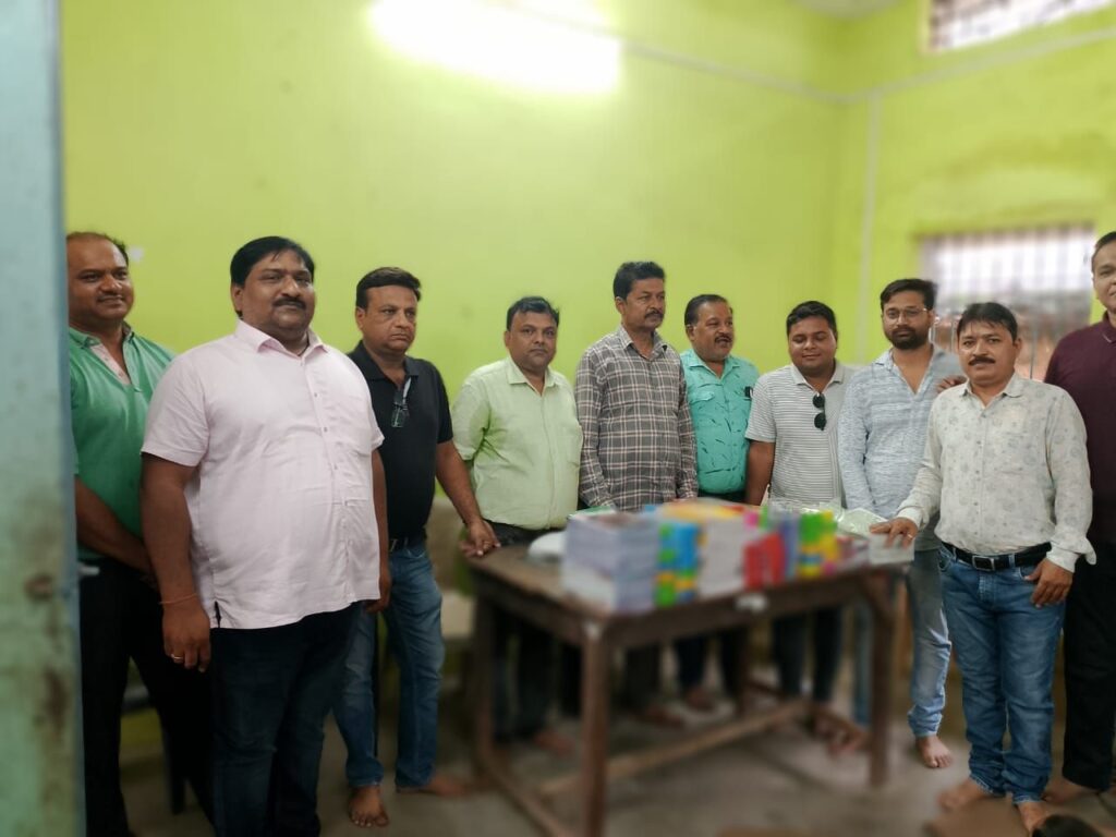 मारवाड़ी युवा मंच की शक्ति शाखा ने शहर के 92 साल पुराने सदर प्राथमिक स्कूल के बच्चों को बांटी अध्यापन सामग्री एवं करवाया जलपान, बच्चों के चेहरे पर दिखी शिक्षा को लेकर मुस्कान, विद्यालय के शिक्षक-शिक्षिकाओं की अमूल्य सेवाओं के लिए मंच ने दिया धन्यवाद मारवाड़ी युवा मंच की शक्ति शाखा ने शहर के 92 साल पुराने सदर प्राथमिक स्कूल के बच्चों को बांटी अध्यापन सामग्री एवं करवाया जलपान, बच्चों के चेहरे पर दिखी शिक्षा को लेकर मुस्कान, विद्यालय के शिक्षक-शिक्षिकाओं की अमूल्य सेवाओं के लिए मंच ने दिया धन्यवाद kshititech