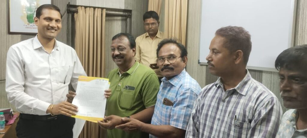 जनसेवक कन्हैया ने करी मांग- दक्षिण विधानसभा क्षेत्र के कांग्रेस नेता कन्हैया अग्रवाल ने करी रायपुर की पुरानी बस्ती को देवभूमि के रूप में विकसित करने की मांग, रायपुर कलेक्टर को सौपा ज्ञापन,कन्हैया ने कहा- प्राचीन मठ मंदिरों का वैभव समेटे हुए हैं पुरानी बस्ती जनसेवक कन्हैया ने करी मांग- दक्षिण विधानसभा क्षेत्र के कांग्रेस नेता कन्हैया अग्रवाल ने करी रायपुर की पुरानी बस्ती को देवभूमि के रूप में विकसित करने की मांग, रायपुर कलेक्टर को सौपा ज्ञापन,कन्हैया ने कहा- प्राचीन मठ मंदिरों का वैभव समेटे हुए हैं पुरानी बस्ती kshititech