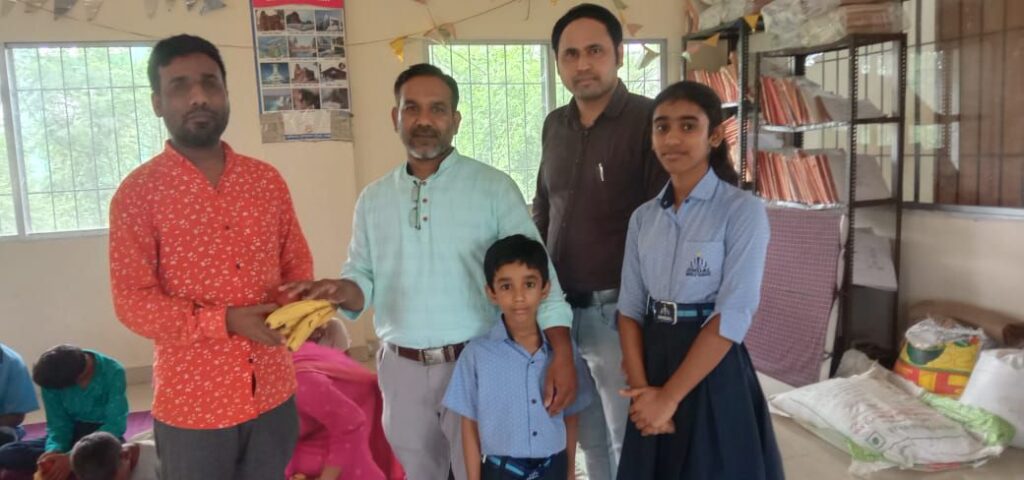 शक्ति के सेवा संस्थान के अनुकरणीय पहल- दृष्टि बाधित विशेष विद्यालय के बच्चो के साथ समर्पण सुशीला सेवा संस्थान ने मनाई सुशीला देवी की 70 वीं जन्म जयंती, फल, बिस्किट का वितरण कर विद्यालय के बच्चों की ली जानकारी शक्ति के सेवा संस्थान के अनुकरणीय पहल- दृष्टि बाधित विशेष विद्यालय के बच्चो के साथ समर्पण सुशीला सेवा संस्थान ने मनाई सुशीला देवी की 70 वीं जन्म जयंती, फल, बिस्किट का वितरण कर विद्यालय के बच्चों की ली जानकारी kshititech