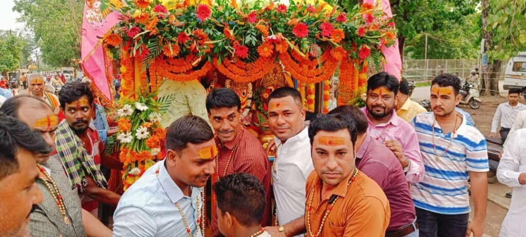 जगन्नाथ स्वामी के दर्शन करने उमड़ पड़े शक्ति नगर वासी- सक्ति में रथद्वितिया पर्व पर जगन्नाथ महाप्रभु की निकली भव्य रथ यात्रा, जगह-जगह यात्रा का हुआ जोरदार स्वागत, महिला जागृति शाखा ने भी कराया स्वल्पाहार एवं पिलाई शरबत, जगन्नाथ पुरी धाम की तरह शहर में दिखा रथ यात्रा का उत्साह जगन्नाथ स्वामी के दर्शन करने उमड़ पड़े शक्ति नगर वासी- सक्ति में रथद्वितिया पर्व पर जगन्नाथ महाप्रभु की निकली भव्य रथ यात्रा, जगह-जगह यात्रा का हुआ जोरदार स्वागत, महिला जागृति शाखा ने भी कराया स्वल्पाहार एवं पिलाई शरबत, जगन्नाथ पुरी धाम की तरह शहर में दिखा रथ यात्रा का उत्साह kshititech