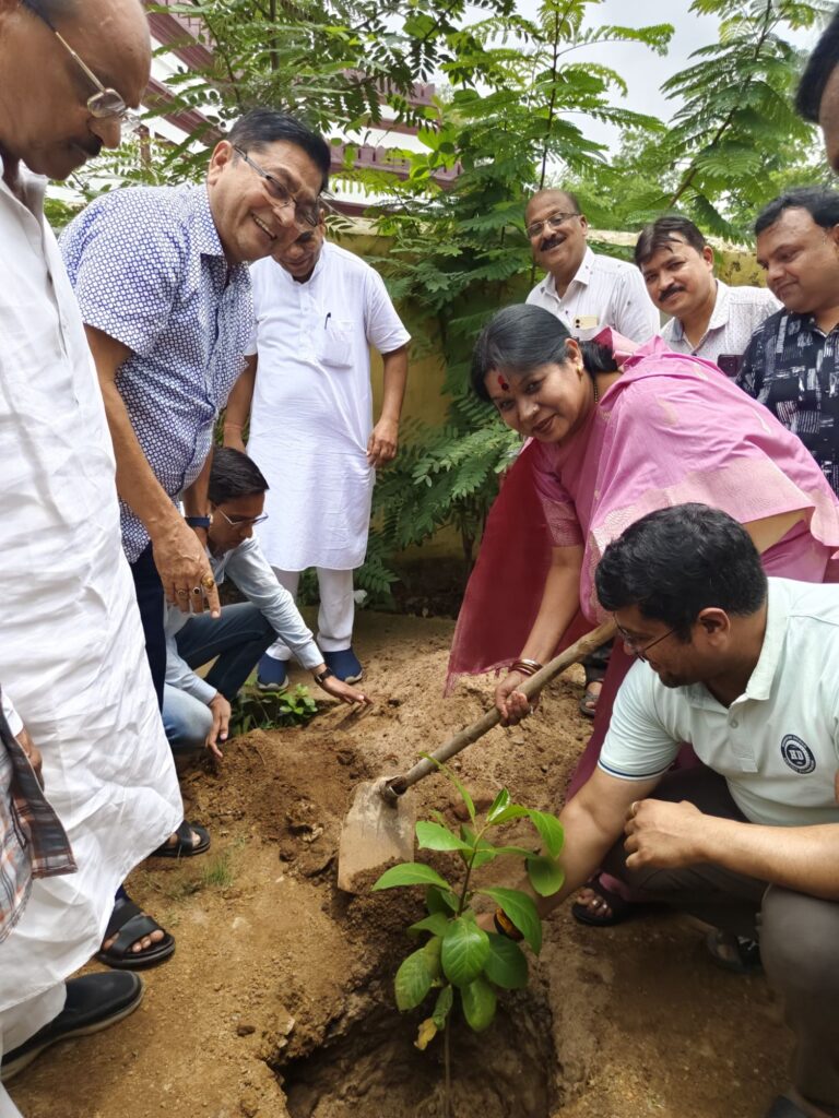 शक्ति शहर में सांसद जी ने किया वृक्षारोपण- शक्ति की मारवाड़ी युवा मंच शाखा ने पर्यावरण सुरक्षित रखने 8 जुलाई को किया वृक्षारोपण, सांसद एवं पूर्व नगर पालिका अध्यक्ष द्वय की उपस्थिति में वृक्षारोपण कर ट्री गार्ड भी लगाए गए, अतिथियों ने कहा- वृक्ष लगाएंगे तभी हमारा पर्यावरण रहेगा सुरक्षित शक्ति शहर में सांसद जी ने किया वृक्षारोपण- शक्ति की मारवाड़ी युवा मंच शाखा ने पर्यावरण सुरक्षित रखने 8 जुलाई को किया वृक्षारोपण, सांसद एवं पूर्व नगर पालिका अध्यक्ष द्वय की उपस्थिति में वृक्षारोपण कर ट्री गार्ड भी लगाए गए, अतिथियों ने कहा- वृक्ष लगाएंगे तभी हमारा पर्यावरण रहेगा सुरक्षित kshititech