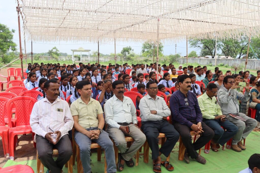 DMF के पैसों से शक्ति जिले का होगा तेजी से विकास- विधायक बनने के बाद महंत पहली बार पहुंचे कलेक्ट्रेट की बैठक में, सांसद कमलेश जांगड़े पहुंची मालखरौदा में शाला प्रवेश उत्सव कार्यक्रम में, मेरिट विद्यार्थियों को किया गया सम्मानित, कलेक्टर कार्यालय परिसर में नेताओं एवं अधिकारियों ने किया वृक्षारोपण, सांसद जांगड़े ने कहा-विकास के लिए पैसों की कमी नहीं है राज्य और केंद्र के पास* DMF के पैसों से शक्ति जिले का होगा तेजी से विकास- विधायक बनने के बाद महंत पहली बार पहुंचे कलेक्ट्रेट की बैठक में, सांसद कमलेश जांगड़े पहुंची मालखरौदा में शाला प्रवेश उत्सव कार्यक्रम में, मेरिट विद्यार्थियों को किया गया सम्मानित, कलेक्टर कार्यालय परिसर में नेताओं एवं अधिकारियों ने किया वृक्षारोपण, सांसद जांगड़े ने कहा-विकास के लिए पैसों की कमी नहीं है राज्य और केंद्र के पास* kshititech
