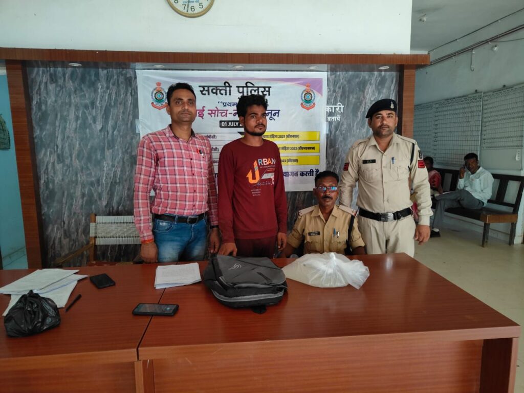 शक्ति पुलिस ने करी आरोपी से अवैध महुआ शराब की बरामदगी, नशे के खिलाफ SP अंकिता के निर्देशन में शक्ति पुलिस का चल रहा अभियान, एसडीओ पुलिस मनीष कंवर एवं शक्ति थाना TI बृजेश तिवारी है अपराधों पर अंकुश लगाने सक्रिय शक्ति पुलिस ने करी आरोपी से अवैध महुआ शराब की बरामदगी, नशे के खिलाफ SP अंकिता के निर्देशन में शक्ति पुलिस का चल रहा अभियान, एसडीओ पुलिस मनीष कंवर एवं शक्ति थाना TI बृजेश तिवारी है अपराधों पर अंकुश लगाने सक्रिय kshititech