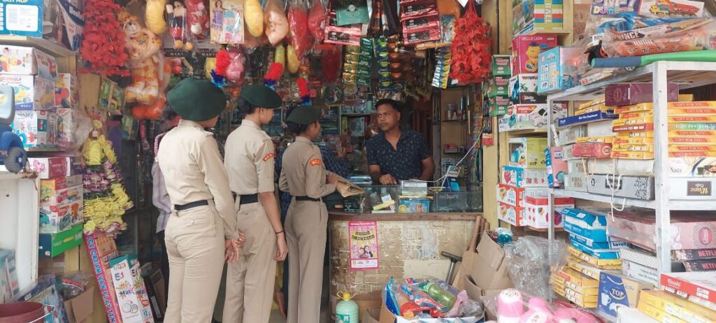 शक्ति के जे एल एन डिग्री कॉलेज के एनसीसी कैडेट ने करी पेपर बैग दिवस पर अनुकरणीय पहल- आम जनता को पॉलिथीन के उपयोग से होने वाले नुकसान को लेकर किया जागरूक एवं पेपर बैग अपनाने पर दिया जोर, ए एन ओ लेफ्टिनेंट अजीत जान ने दी जानकारी शक्ति के जे एल एन डिग्री कॉलेज के एनसीसी कैडेट ने करी पेपर बैग दिवस पर अनुकरणीय पहल- आम जनता को पॉलिथीन के उपयोग से होने वाले नुकसान को लेकर किया जागरूक एवं पेपर बैग अपनाने पर दिया जोर, ए एन ओ लेफ्टिनेंट अजीत जान ने दी जानकारी kshititech