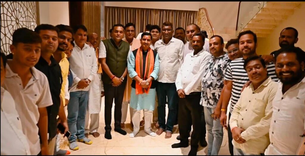मोदी जी के शहरी राज्य मंत्री पहुंचे सुल्तानिया निवास- जिला भाजपा उपाध्यक्ष अमर सुल्तानिया के नेतृत्व में हुआ भारत सरकार के शहरी राज्य मंत्री तोखन साहू का जोरदार स्वागत, केंद्रीय मंत्री बनने के बाद पहली बार जिला मुख्यालय जांजगीर पहुंचे तोखन साहू,बनारी के सुल्तानिया परिवार के निवास में पहुंचे केंद्रीय मंत्री,तोखन ने कहा- केंद्र की मोदी सरकार छत्तीसगढ़ के शहरी क्षेत्र के विकास के लिए देगी धनराशि मोदी जी के शहरी राज्य मंत्री पहुंचे सुल्तानिया निवास- जिला भाजपा उपाध्यक्ष अमर सुल्तानिया के नेतृत्व में हुआ भारत सरकार के शहरी राज्य मंत्री तोखन साहू का जोरदार स्वागत, केंद्रीय मंत्री बनने के बाद पहली बार जिला मुख्यालय जांजगीर पहुंचे तोखन साहू,बनारी के सुल्तानिया परिवार के निवास में पहुंचे केंद्रीय मंत्री,तोखन ने कहा- केंद्र की मोदी सरकार छत्तीसगढ़ के शहरी क्षेत्र के विकास के लिए देगी धनराशि kshititech