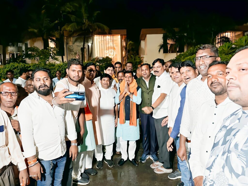 मोदी जी के शहरी राज्य मंत्री पहुंचे सुल्तानिया निवास- जिला भाजपा उपाध्यक्ष अमर सुल्तानिया के नेतृत्व में हुआ भारत सरकार के शहरी राज्य मंत्री तोखन साहू का जोरदार स्वागत, केंद्रीय मंत्री बनने के बाद पहली बार जिला मुख्यालय जांजगीर पहुंचे तोखन साहू,बनारी के सुल्तानिया परिवार के निवास में पहुंचे केंद्रीय मंत्री,तोखन ने कहा- केंद्र की मोदी सरकार छत्तीसगढ़ के शहरी क्षेत्र के विकास के लिए देगी धनराशि मोदी जी के शहरी राज्य मंत्री पहुंचे सुल्तानिया निवास- जिला भाजपा उपाध्यक्ष अमर सुल्तानिया के नेतृत्व में हुआ भारत सरकार के शहरी राज्य मंत्री तोखन साहू का जोरदार स्वागत, केंद्रीय मंत्री बनने के बाद पहली बार जिला मुख्यालय जांजगीर पहुंचे तोखन साहू,बनारी के सुल्तानिया परिवार के निवास में पहुंचे केंद्रीय मंत्री,तोखन ने कहा- केंद्र की मोदी सरकार छत्तीसगढ़ के शहरी क्षेत्र के विकास के लिए देगी धनराशि kshititech