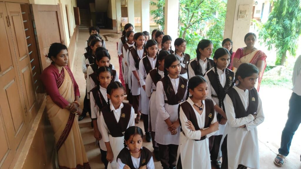 शक्ति के सरस्वती शिशु मंदिर में एक पेड़ मां के नाम हुआ कार्यक्रम, प्रधानमंत्री मोदी जी के आग्रह पर विद्यालय परिवार ने किया वृक्षारोपण,बच्चों में भी दिखा वृक्षारोपण को लेकर उत्साह, रामअवतार ने कहा- स्वस्थ जीवन के लिए स्वस्थ हवा की है जरूरत, और यह संभव है तभी जब हम करें वृक्षारोपण kshititech