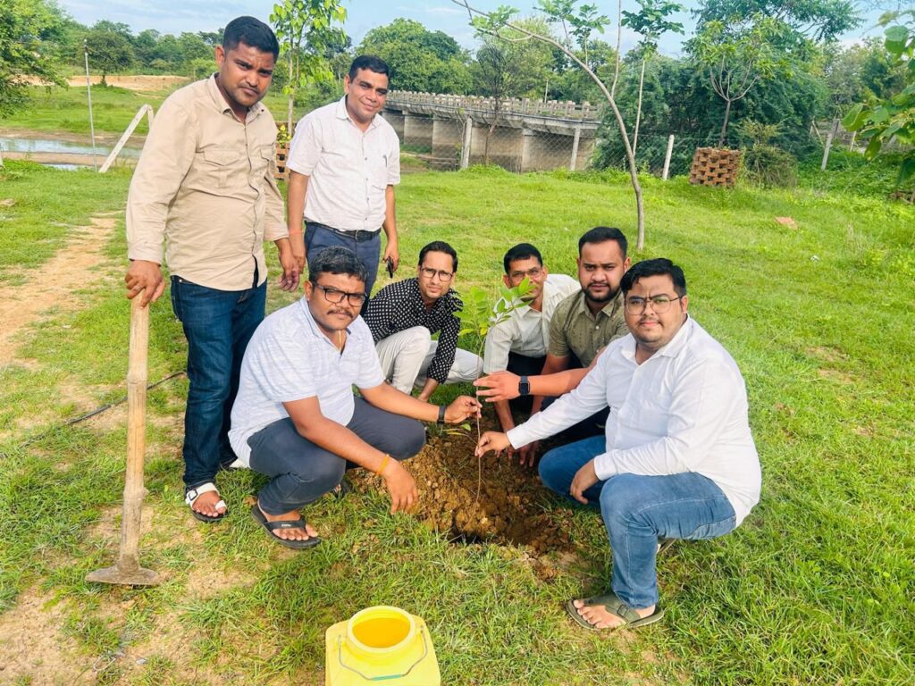 छत्तीसगढ़ के गृह मंत्री के खास समर्थक अभिषेक शर्मा गोलू महाराज ने किया शक्ति के उप जेल में वृक्षारोपण, शहीदों की स्मृति में लगाए गए वृक्ष,अभिषेक शर्मा ने कहा- वृक्ष लगाना ही है सबसे बड़ा पुण्य का काम, उप जेल शक्ति के अधीक्षक भार्गव भी रहे मौजूद छत्तीसगढ़ के गृह मंत्री के खास समर्थक अभिषेक शर्मा गोलू महाराज ने किया शक्ति के उप जेल में वृक्षारोपण, शहीदों की स्मृति में लगाए गए वृक्ष,अभिषेक शर्मा ने कहा- वृक्ष लगाना ही है सबसे बड़ा पुण्य का काम, उप जेल शक्ति के अधीक्षक भार्गव भी रहे मौजूद kshititech