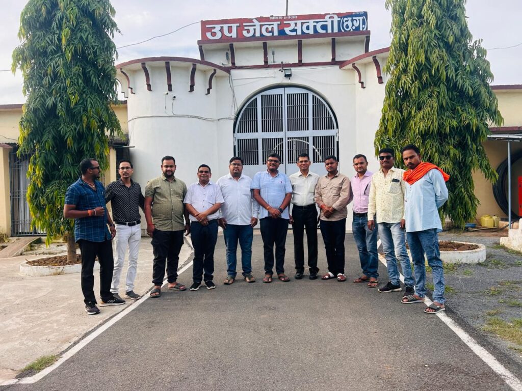छत्तीसगढ़ के गृह मंत्री के खास समर्थक अभिषेक शर्मा गोलू महाराज ने किया शक्ति के उप जेल में वृक्षारोपण, शहीदों की स्मृति में लगाए गए वृक्ष,अभिषेक शर्मा ने कहा- वृक्ष लगाना ही है सबसे बड़ा पुण्य का काम, उप जेल शक्ति के अधीक्षक भार्गव भी रहे मौजूद छत्तीसगढ़ के गृह मंत्री के खास समर्थक अभिषेक शर्मा गोलू महाराज ने किया शक्ति के उप जेल में वृक्षारोपण, शहीदों की स्मृति में लगाए गए वृक्ष,अभिषेक शर्मा ने कहा- वृक्ष लगाना ही है सबसे बड़ा पुण्य का काम, उप जेल शक्ति के अधीक्षक भार्गव भी रहे मौजूद kshititech