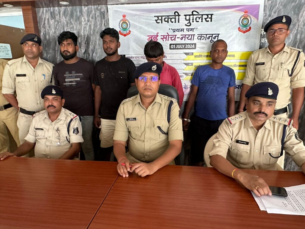 गौ तस्करों का आतंक- गौ वंश की रक्षा करने गए गौ सेवक पर खरसिया की प्रवेश सीमा पर चार गाड़ियों में आकर किया था प्राण घातक हमला, शक्ति SP अंकिता शर्मा की सजगता से शक्ति पुलिस ने किया हमले के चारों आरोपी को गिरफ्तार, क्षेत्र के गौ सेवकों ने किया पुलिस का धन्यवाद, पुलिस ने कहा-कानून का काम पुलिस को करने दें,लंबे समय से चल रहा था गौ तस्करी का धंधा गौ तस्करों का आतंक- गौ वंश की रक्षा करने गए गौ सेवक पर खरसिया की प्रवेश सीमा पर चार गाड़ियों में आकर किया था प्राण घातक हमला, शक्ति SP अंकिता शर्मा की सजगता से शक्ति पुलिस ने किया हमले के चारों आरोपी को गिरफ्तार, क्षेत्र के गौ सेवकों ने किया पुलिस का धन्यवाद, पुलिस ने कहा-कानून का काम पुलिस को करने दें,लंबे समय से चल रहा था गौ तस्करी का धंधा kshititech