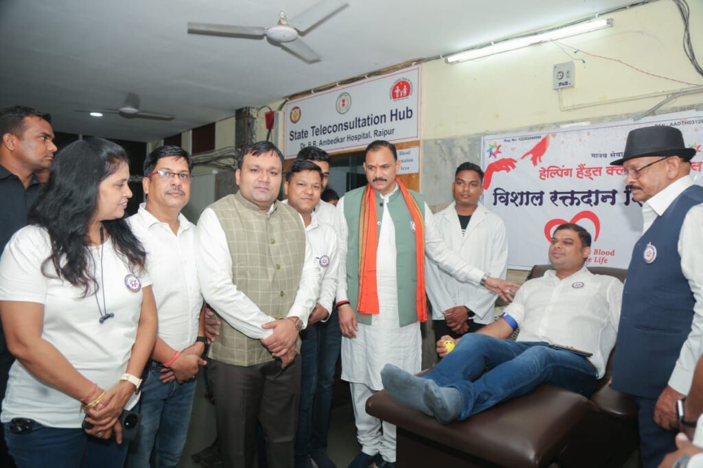 जीवन बचाने के लिए रक्तदान- रायपुर के मेगा ब्लड डोनेशन कैंप में हुआ 152 रक्तदाताओं ने किया रक्तदान, छत्तीसगढ़ प्रदेश की दिग्गज हस्तियां भी पहुंची कैंप में, जरूरतमंदों को उपलब्ध करवाया जाएगा रक्त, रक्तदाताओं को हेलमेट देकर किया गया सम्मान, रक्तदाताओं में दिखा भारी उत्साह, कहा- निरंतर करते रहेंगे रक्तदान जीवन बचाने के लिए रक्तदान- रायपुर के मेगा ब्लड डोनेशन कैंप में हुआ 152 रक्तदाताओं ने किया रक्तदान, छत्तीसगढ़ प्रदेश की दिग्गज हस्तियां भी पहुंची कैंप में, जरूरतमंदों को उपलब्ध करवाया जाएगा रक्त, रक्तदाताओं को हेलमेट देकर किया गया सम्मान, रक्तदाताओं में दिखा भारी उत्साह, कहा- निरंतर करते रहेंगे रक्तदान kshititech