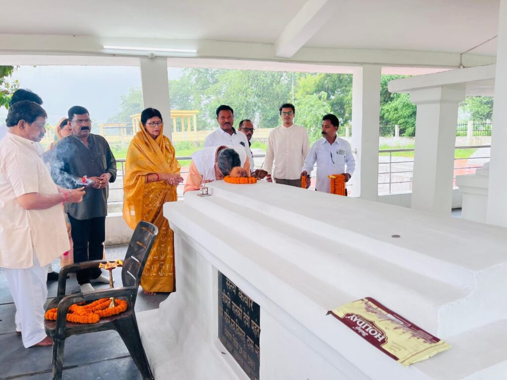बाबूजी बी डी महंत की पुण्यतिथि पर चरणदास एवं ज्योत्सना ने दी श्रद्धांजलि,महंत ने किया ट्वीट- कहा- नहरो के क्षेत्र में विकास एवं सिंचाई के संसाधनों की दिशा में रहा आपका अमूल्य योगदान, शक्ति सहित जांजगीर-चांपा जिले में कांग्रेस जनों ने दी बिसाहू दास महंत को श्रद्धांजलि बाबूजी बी डी महंत की पुण्यतिथि पर चरणदास एवं ज्योत्सना ने दी श्रद्धांजलि,महंत ने किया ट्वीट- कहा- नहरो के क्षेत्र में विकास एवं सिंचाई के संसाधनों की दिशा में रहा आपका अमूल्य योगदान, शक्ति सहित जांजगीर-चांपा जिले में कांग्रेस जनों ने दी बिसाहू दास महंत को श्रद्धांजलि kshititech