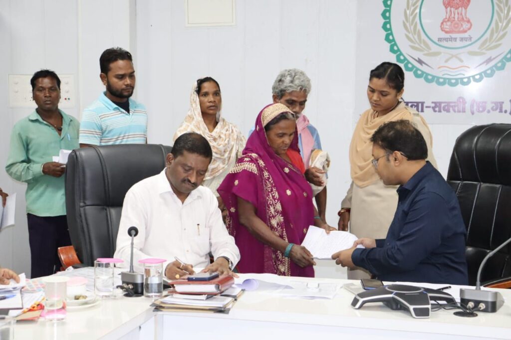 आसमान पर सुबह से ही छाई काली घटाओं के बीच शक्ति जिले में 23 जुलाई को चला कलेक्टर टोपनो की प्रशासनिक बैठकों का दौर- समस्त विभागों के अधिकारियों को कलेक्टर ने दिए निर्देश, अमानक खाद बिक्री पर हो त्वरित कार्रवाई, जनदर्शन में कलेक्टर टोपनो के समक्ष पहुंचे जिले के नागरिक, विष्णु सरकार के भू राजस्व संहिता में हुए संशोधन के पश्चात जिले का भी राजस्व अमला सजग आसमान पर सुबह से ही छाई काली घटाओं के बीच शक्ति जिले में 23 जुलाई को चला कलेक्टर टोपनो की प्रशासनिक बैठकों का दौर- समस्त विभागों के अधिकारियों को कलेक्टर ने दिए निर्देश, अमानक खाद बिक्री पर हो त्वरित कार्रवाई, जनदर्शन में कलेक्टर टोपनो के समक्ष पहुंचे जिले के नागरिक, विष्णु सरकार के भू राजस्व संहिता में हुए संशोधन के पश्चात जिले का भी राजस्व अमला सजग kshititech